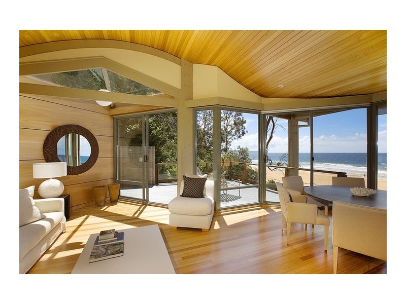 beach style style dining room