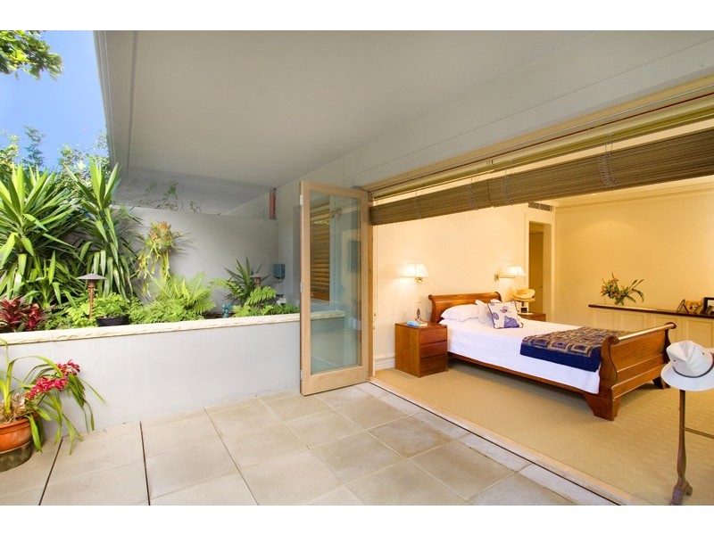 contemporary style bedroom