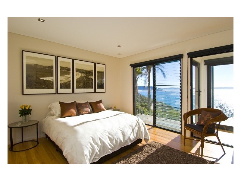 contemporary style bedroom