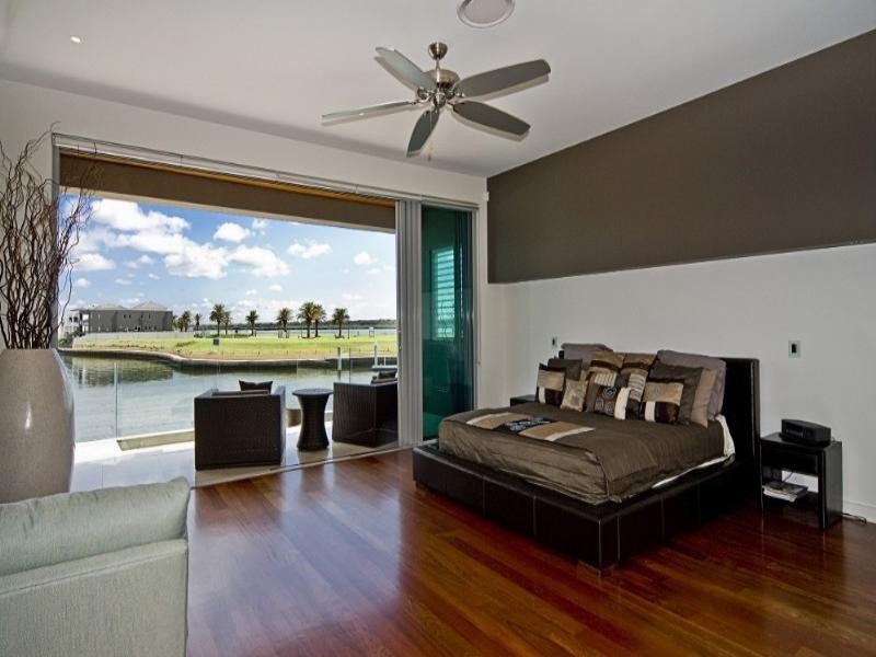 contemporary style bedroom