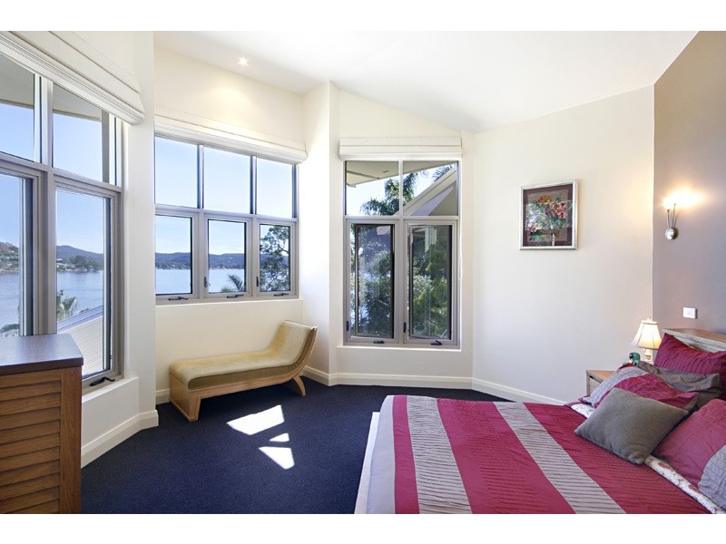 contemporary style bedroom