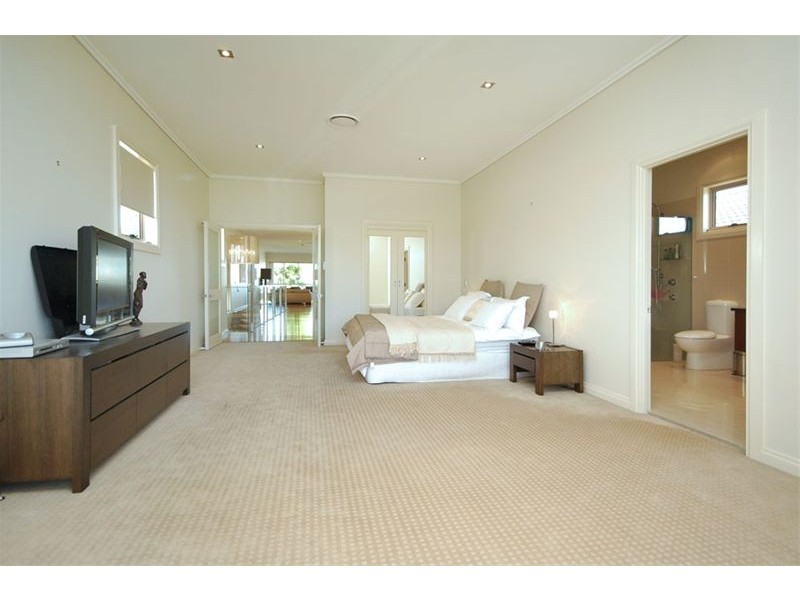 contemporary style bedroom