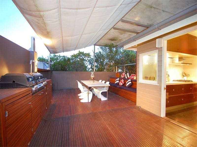 beach style style dining room