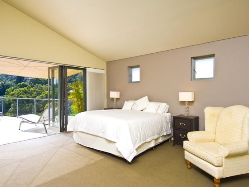 contemporary style bedroom