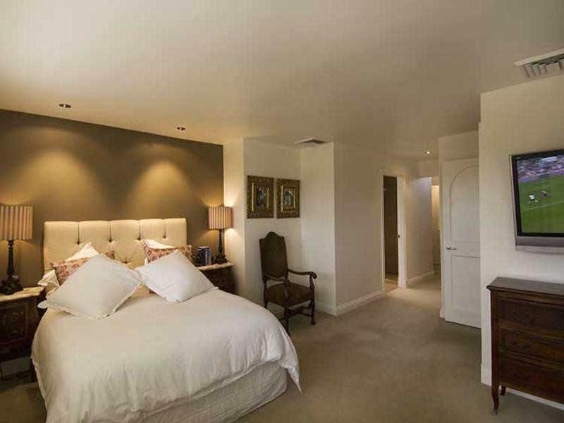 contemporary style bedroom