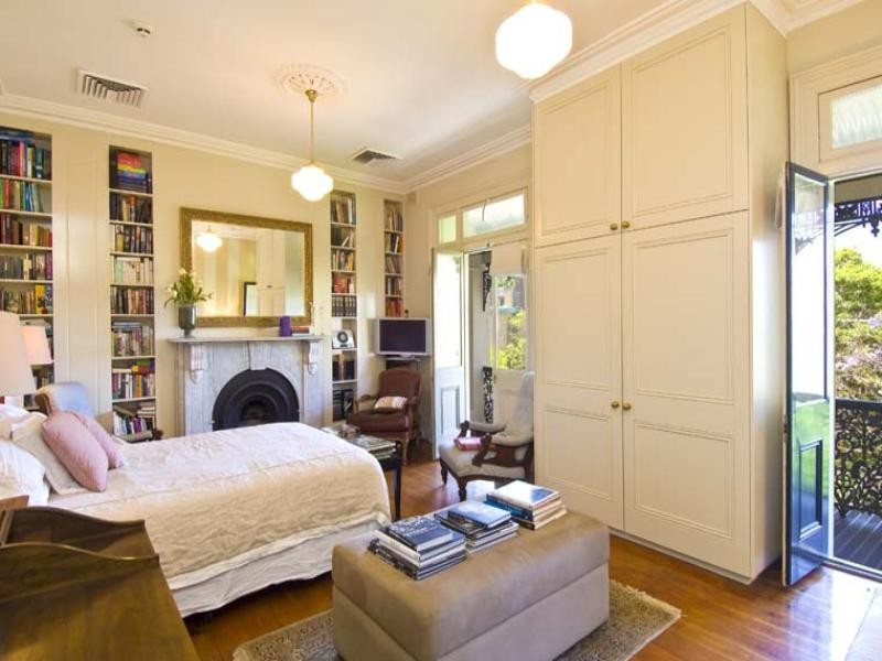 contemporary style bedroom