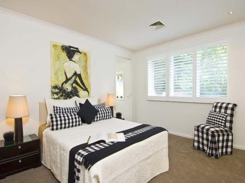 contemporary style bedroom