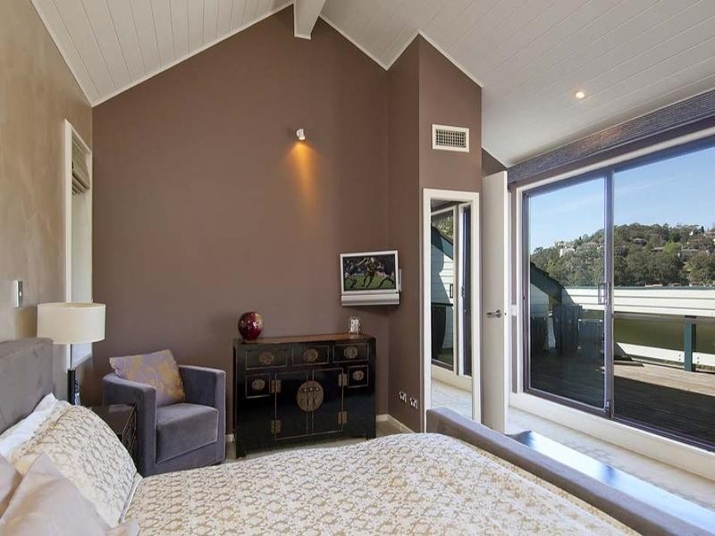 contemporary style bedroom