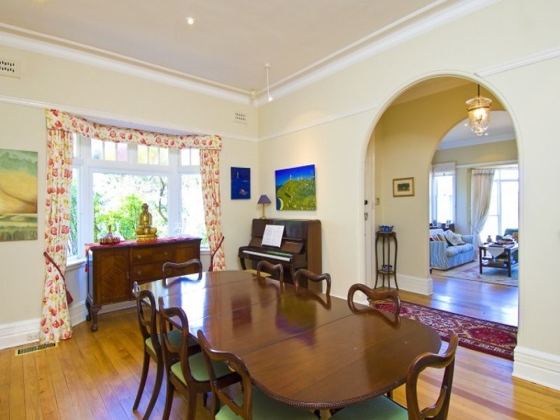 classic style dining room