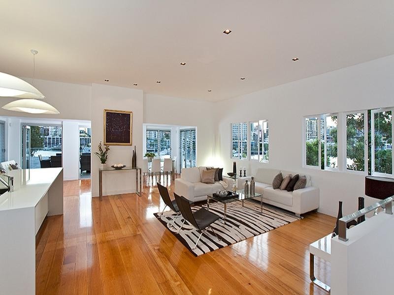 contemporary style bedroom