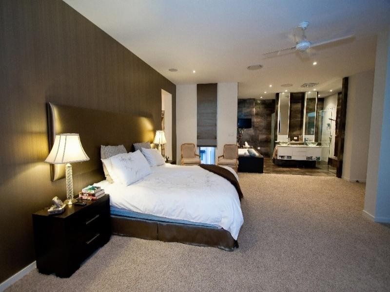 contemporary style bedroom