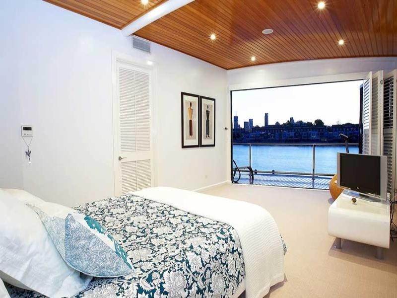 contemporary style bedroom