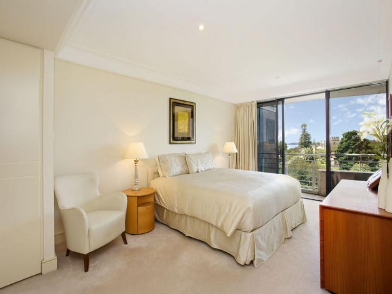 contemporary style bedroom