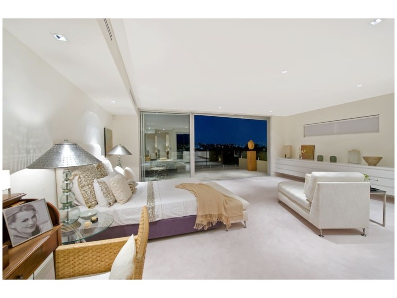 contemporary style bedroom