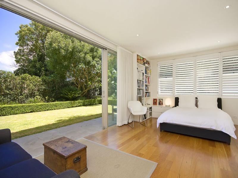 contemporary style bedroom