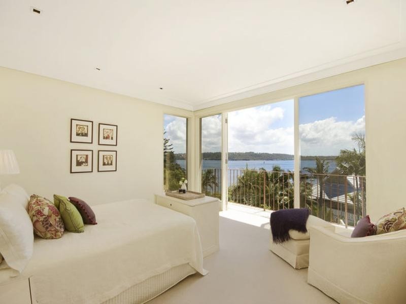 contemporary style bedroom