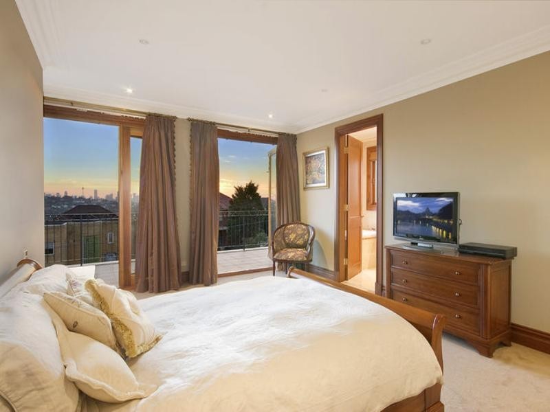 contemporary style bedroom