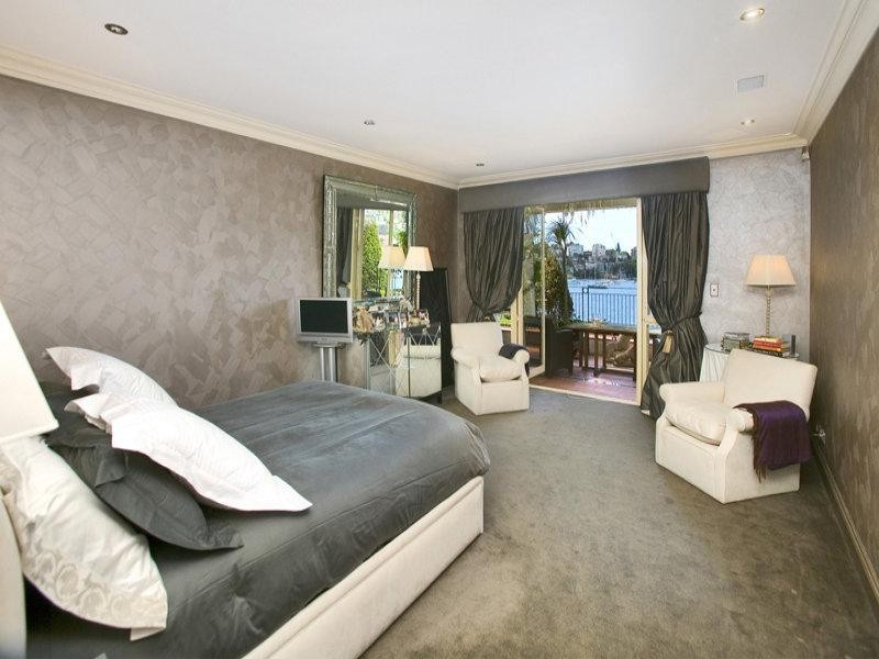 contemporary style bedroom