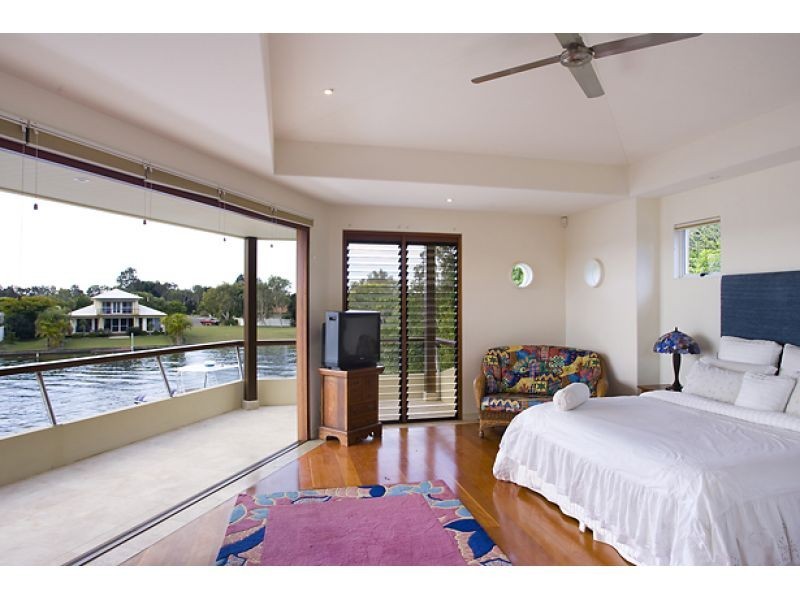 contemporary style bedroom